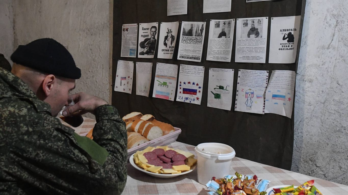 Russischer Soldat beim Essen: Der Kreml setzt auf neue Wege, um Soldaten anzuwerben.
