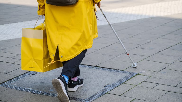 Person mit Blindenstock: Die Rechte von Menschen mit Behinderungen sind in Deutschland noch immer stark eingeschränkt.