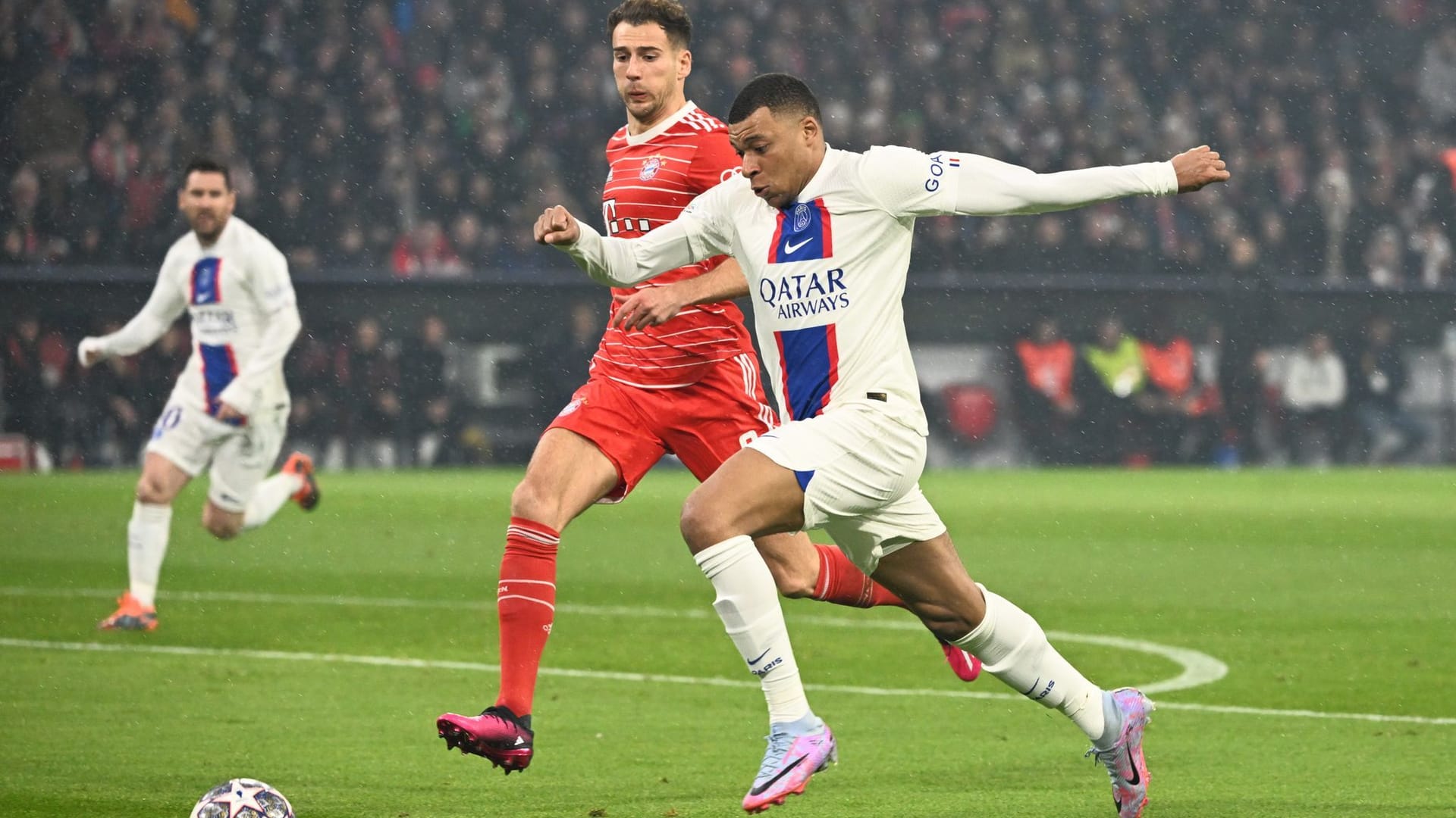 Kylian Mbappé (r.) im Duell mit Leon Goretzka.