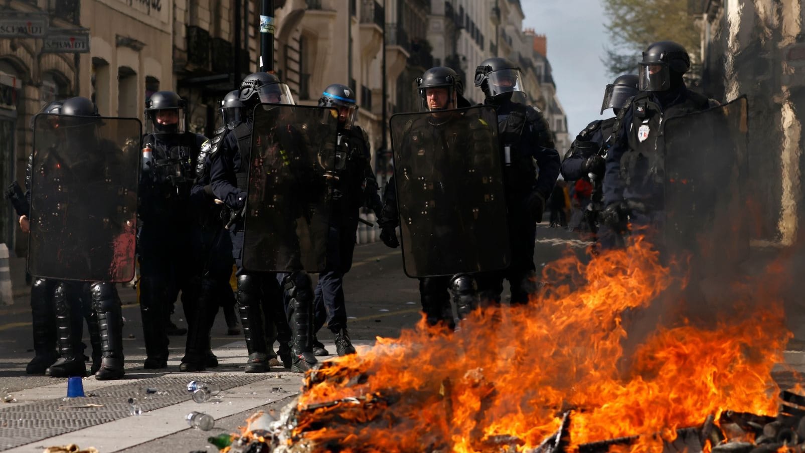 Bereitschaftspolizisten hinter einer brennenden Barrikade in Nantes.