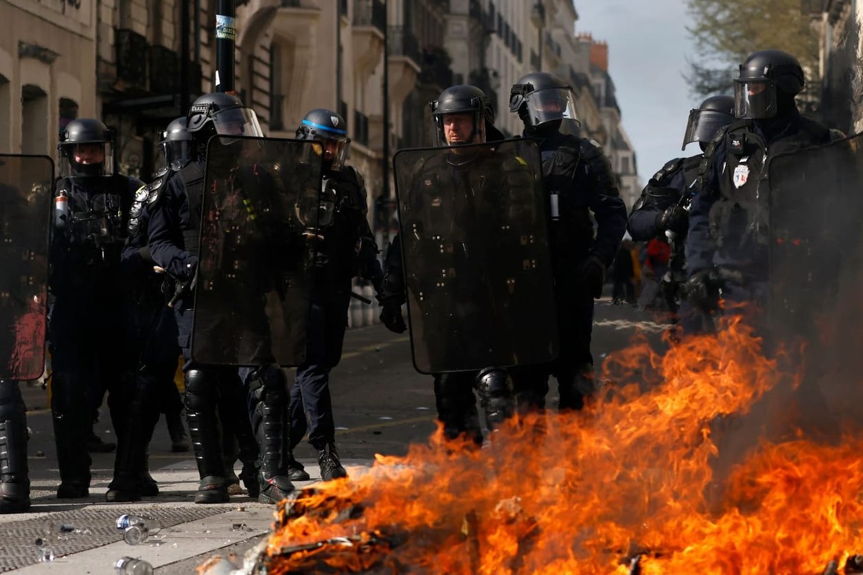 Bereitschaftspolizisten hinter einer brennenden Barrikade in Nantes.