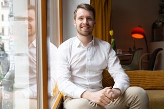 Florian Buschmann sitzt in einem Café. Buschmann litt drei Jahre lang unter einer Computersucht.