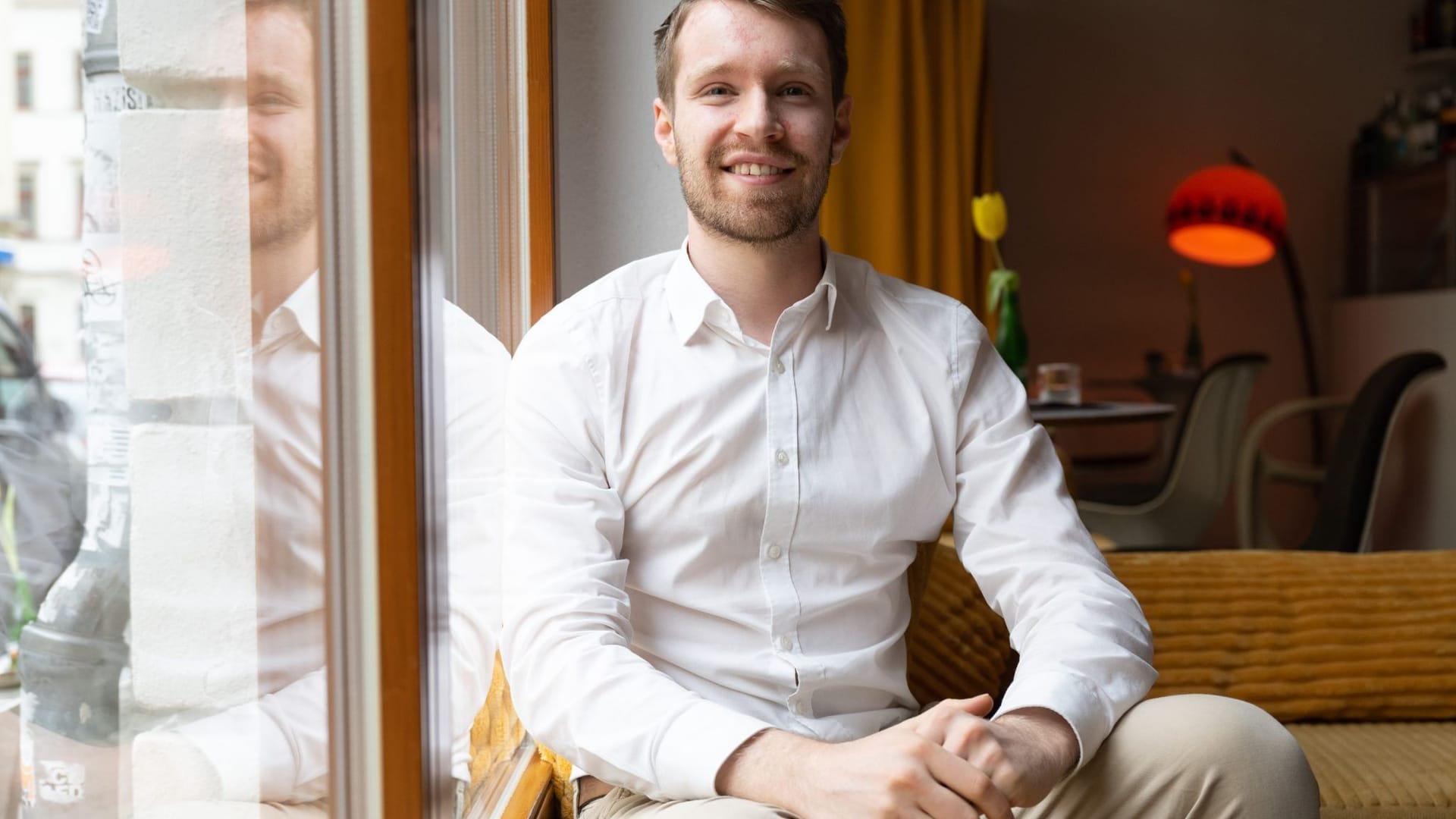 Florian Buschmann sitzt in einem Café. Buschmann litt drei Jahre lang unter einer Computersucht.