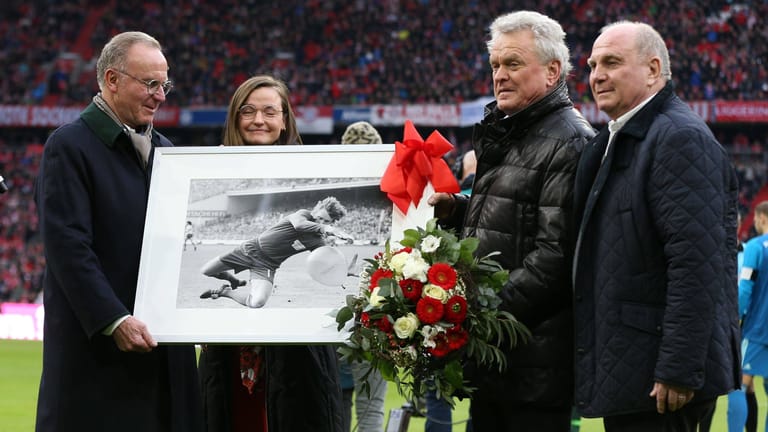 Glückwünsche zum 75. in der Allianz Arena: Karl-Heinz Rummenigge (l.) und Uli Hoeneß (r.) gratulierten Torwartlegende Sepp Maier zum 75. Geburtstag.