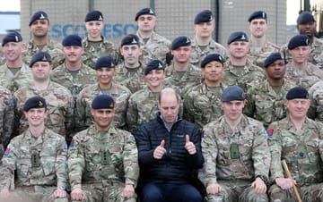 Pangeran William berfoto dengan tentara Inggris.