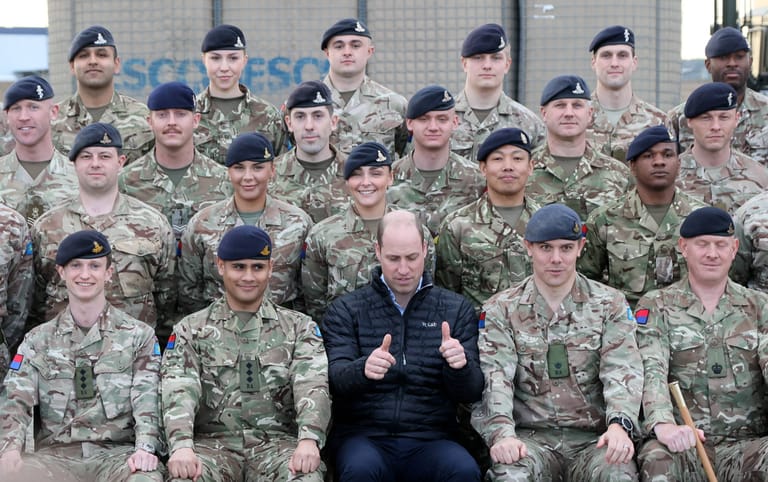 Prinz William nimmt ein Foto mit britischen Soldaten auf.