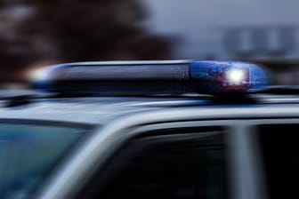 Ein Einsatzfahrzeug der Polizei mit Blaulicht (Symbolbild): Mehrere Täter sind in ein Möbelgeschäft eingebrochen und haben einen Transporter gestohlen.