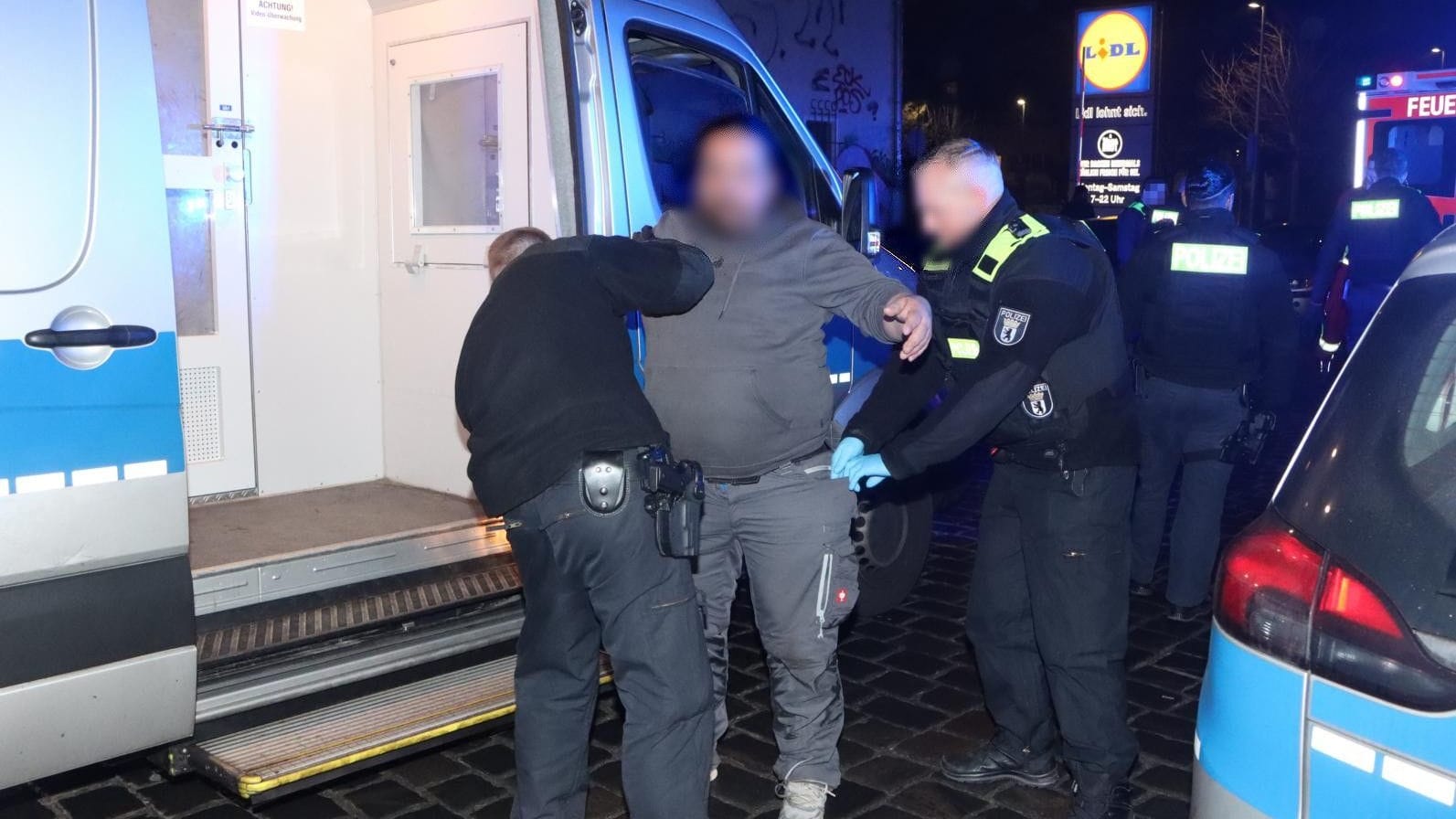 Der betrunkene Fahrer wird in einen Gefangenentransport gebracht.
