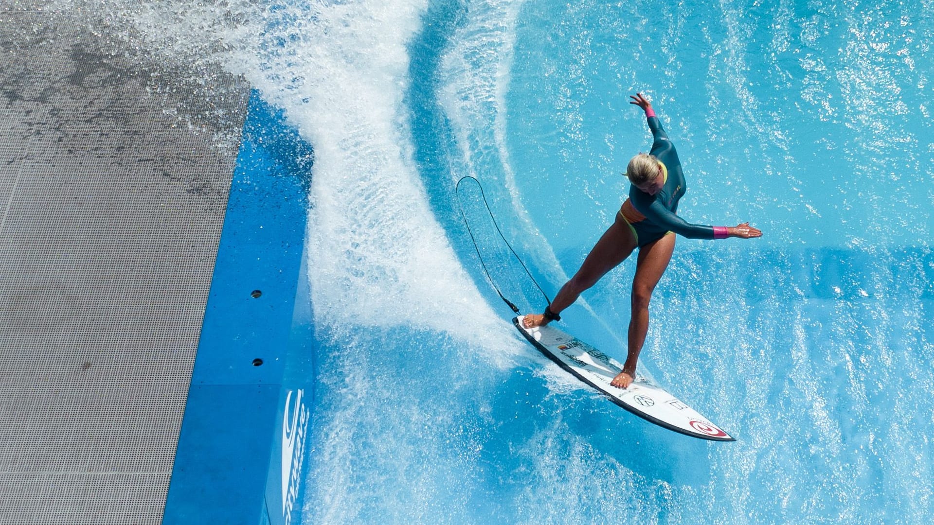 Janina Zeitler beim Surfen in der Jochen-Schweizer-Arena in Taufkirchen (Archivbild): Auch das Unternehmen gehört zu ihren Sponsoren.