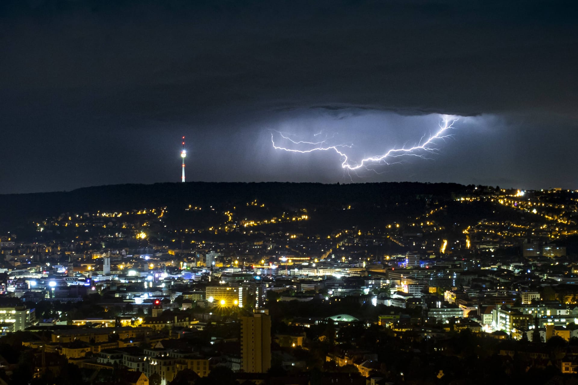 Blitzspektakel über Stuttgart (Archivbild): Auch der DWD erwartet Gewitter im Südwesten.