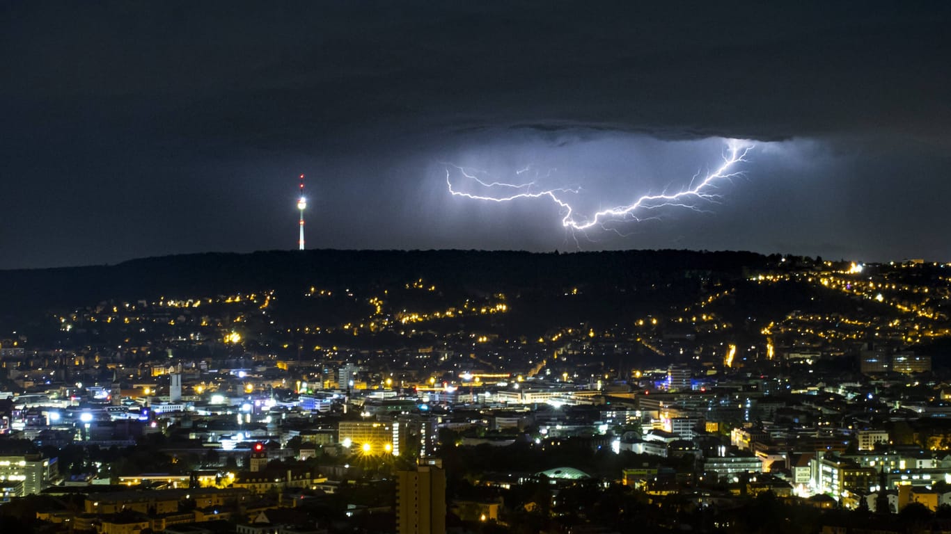 Blitzspektakel über Stuttgart (Archivbild): Auch der DWD erwartet Gewitter im Südwesten.