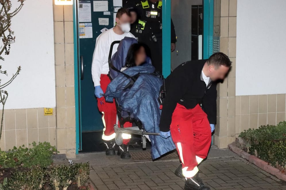 Die Frau wird aus dem Haus befördert: In Tempelhof war das SEK im Einsatz.