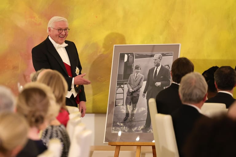 Frank-Walter Steinmeier voller Stolz: Dieses Foto eines einstigen Praktikanten hat er für den britischen König rahmen lassen.