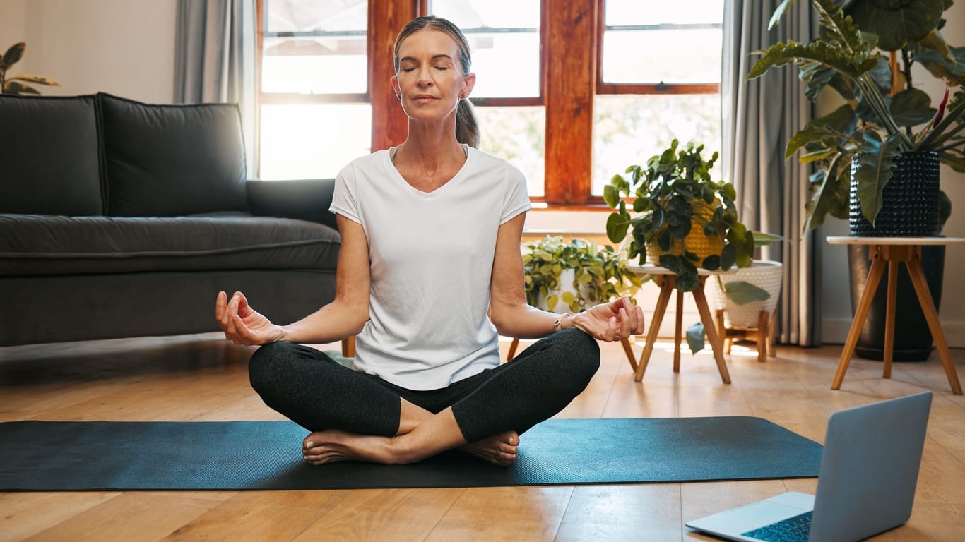 Auszeit im Alltag: Eine kurze Meditation kann schon dabei helfen, die Gedanken auf den Moment zu fokussieren.