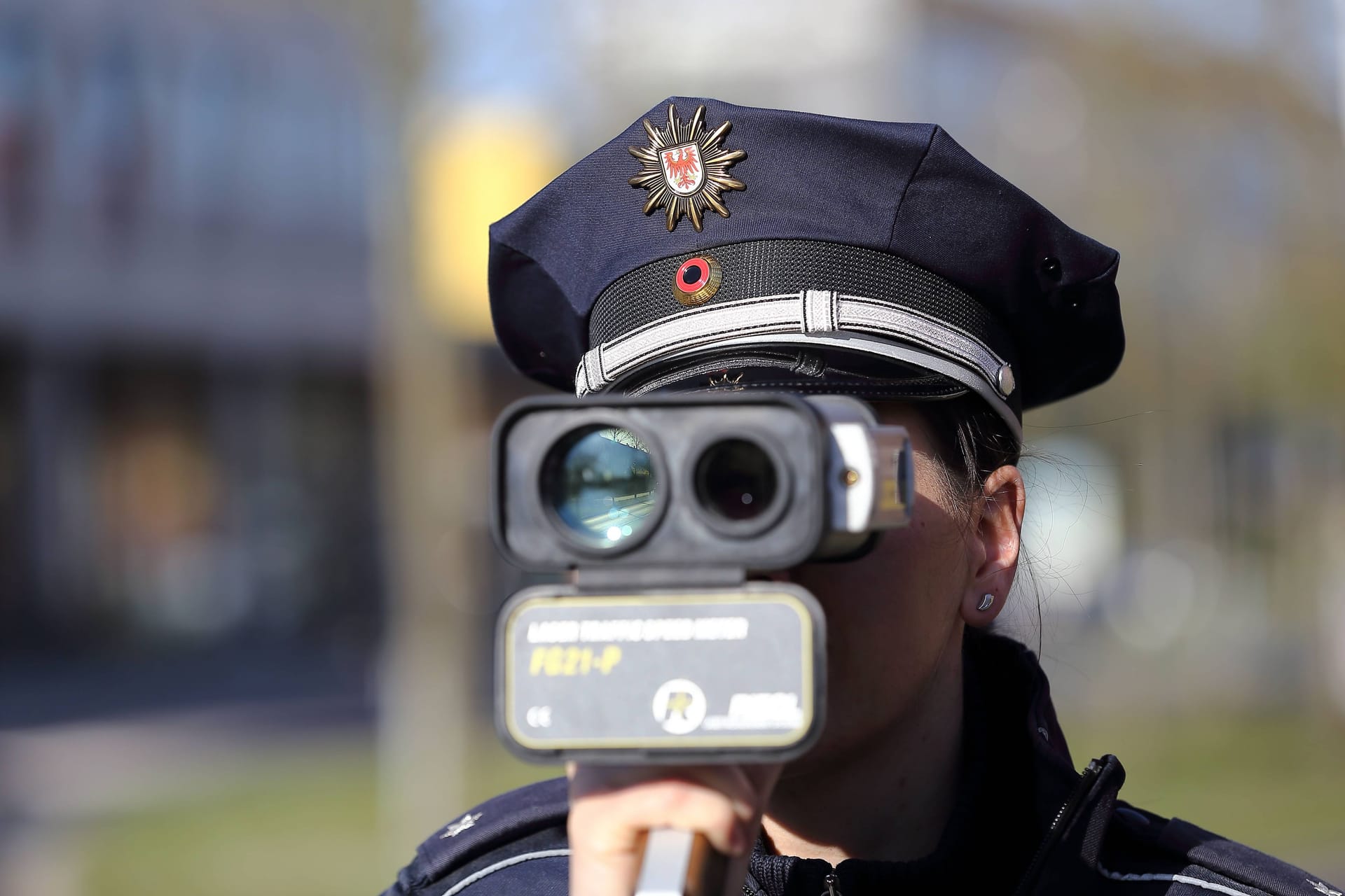 Eine Polizistin bedient ein Geschwindigkeitsmessgerät (Symbolbild): Im Auto eines 77-Jährigen machte die Polizei eine unerwartete Entdeckung.