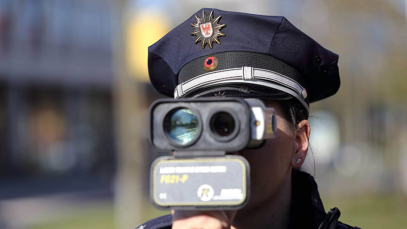 Eine Polizistin bedient ein Geschwindigkeitsmessgerät (Symbolbild): Im Auto eines 77-Jährigen machte die Polizei eine unerwartete Entdeckung.