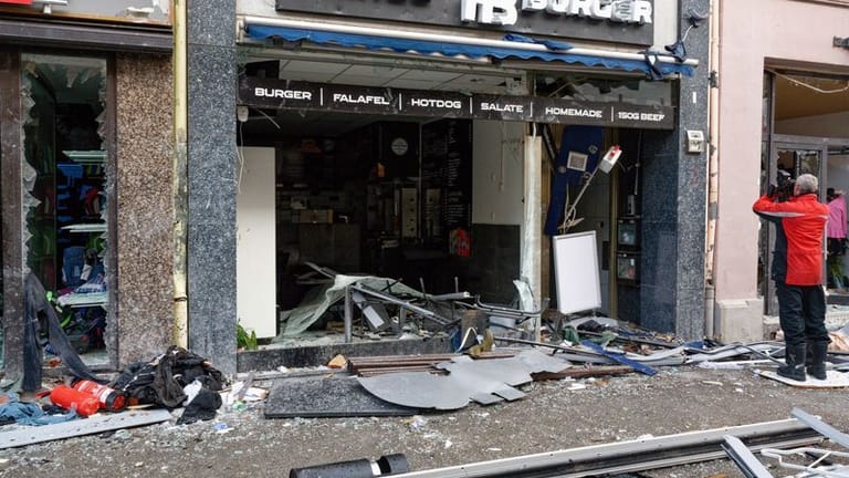 Die Fußgängerzone von Eschweiler: Mehrere Geschäfte sind bei der Explosion eines Hauses in der Innenstadt in Mitleidenschaft gezogen worden.