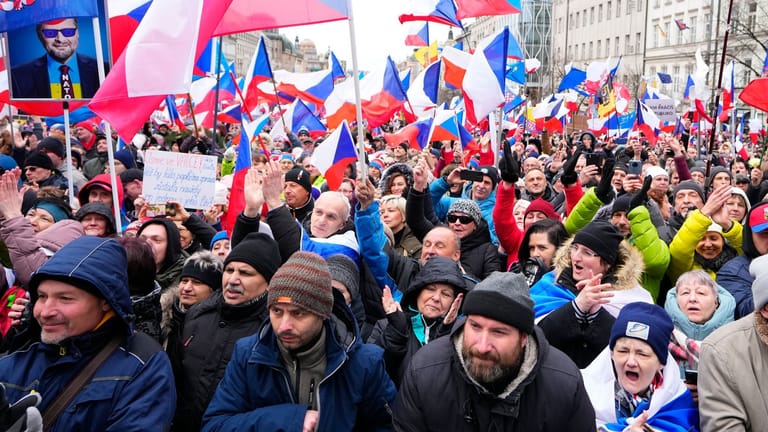 Ein regierungskritischer Protest unter dem Motto "Tschechische Republik gegen Armut": Tausende Menschen demonstrierten in der Hauptstadt gegen die Regierung, hohe Inflation und fordern das Ende der militärischen Unterstützung der Ukraine.