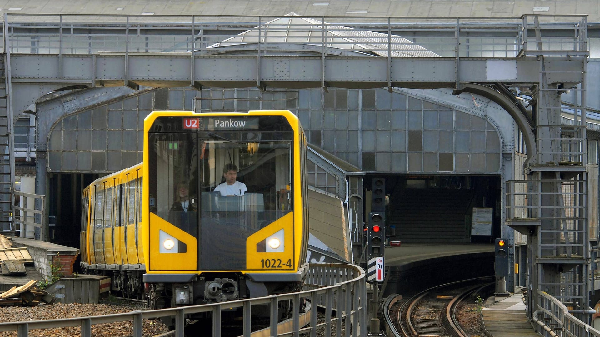 Die U2 fährt aus dem Bahnhof Gleisdreieck: In der Nacht kam es hier zu einem Brand. Die U2 fährt aus dem Bahnhof Gleisdreieck: In der Nacht kam es hier zu einem Brand.