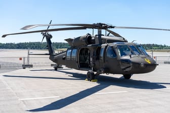 Hubschrauber vom Typ HH-60 Black Hawk (Symbolbild): Zwei Helikopter dieser Bauart sind bei einer Übung abgestürzt.