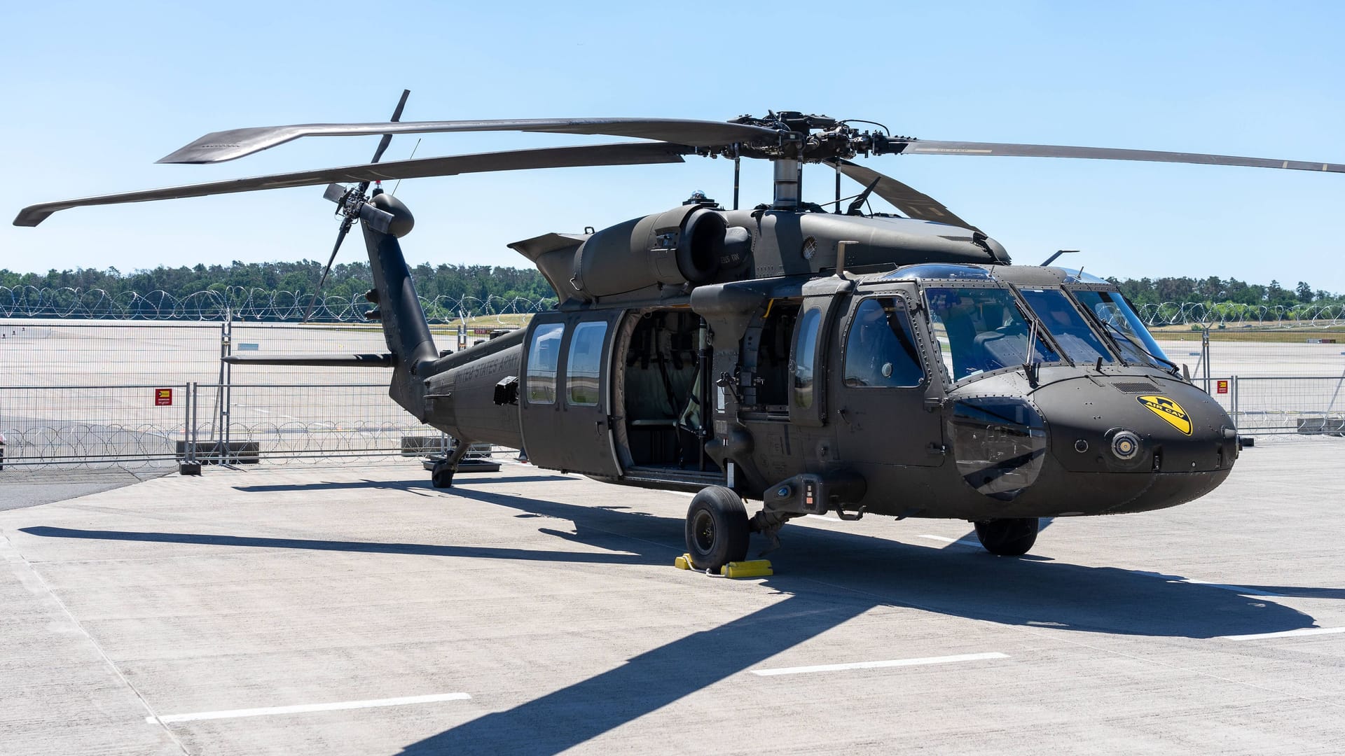 Hubschrauber vom Typ HH-60 Black Hawk (Symbolbild): Zwei Helikopter dieser Bauart sind bei einer Übung abgestürzt.