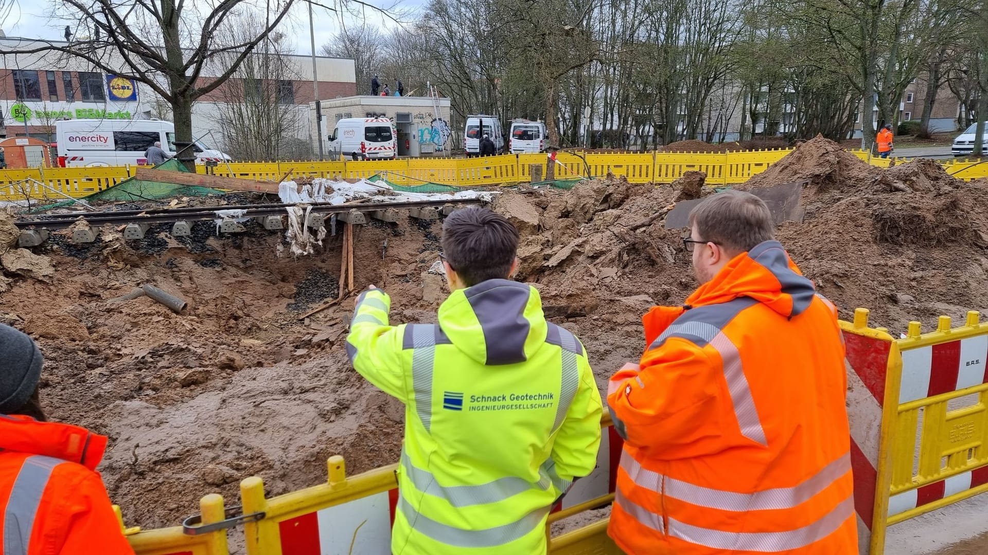 Erich-Panitz-Straße in Laatzen: Fachleute nehmen den Bombenkrater in Augenschein.