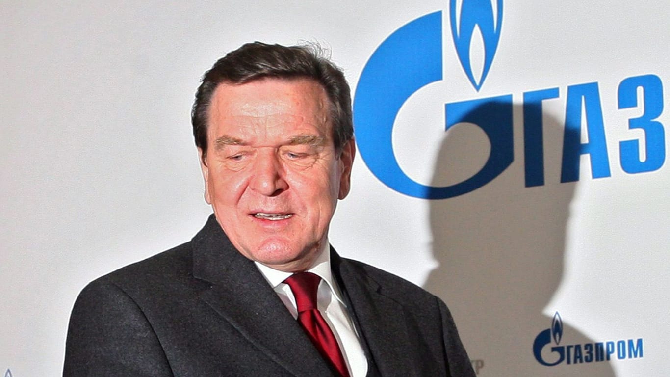 Gerhard Schröder vor einem Plakat des russischen Energiekonzerns Gasprom (Archivbild): Der bekannteste Protagonist des Lobbynetzwerks zwischen Russland und der SPD ist Altbundeskanzler.