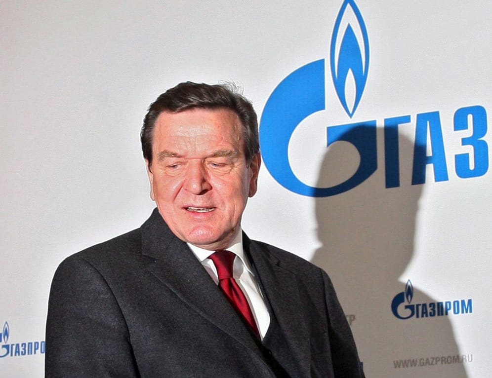 Gerhard Schröder vor einem Plakat des russischen Energiekonzerns Gasprom (Archivbild): Der bekannteste Protagonist des Lobbynetzwerks zwischen Russland und der SPD ist Altbundeskanzler.
