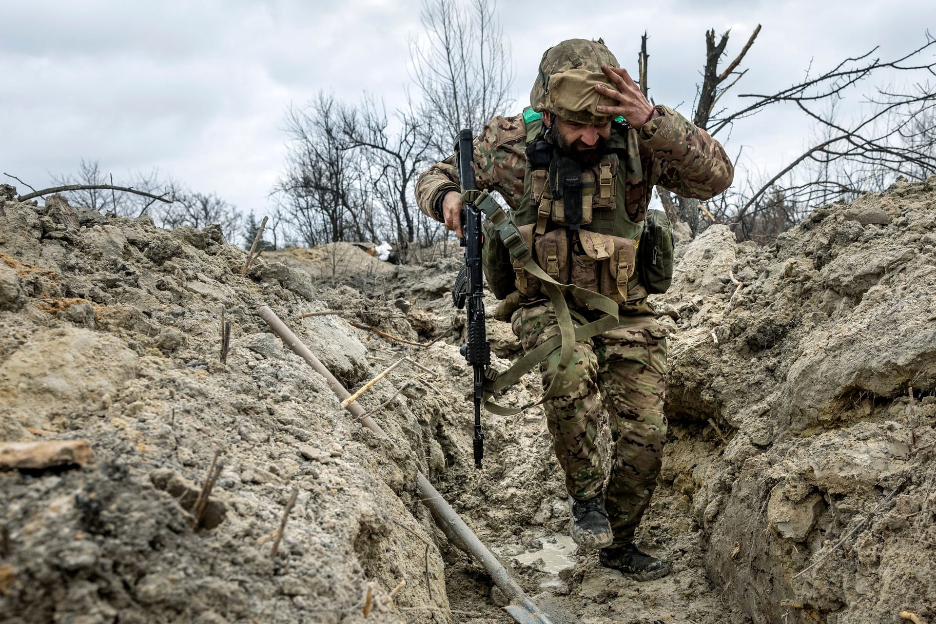 Ein ukrainischer Sanitäter geht in Deckung: Der Kampf um die ukrainische Frontstadt Bachmut tobt mit unverminderter Härte.