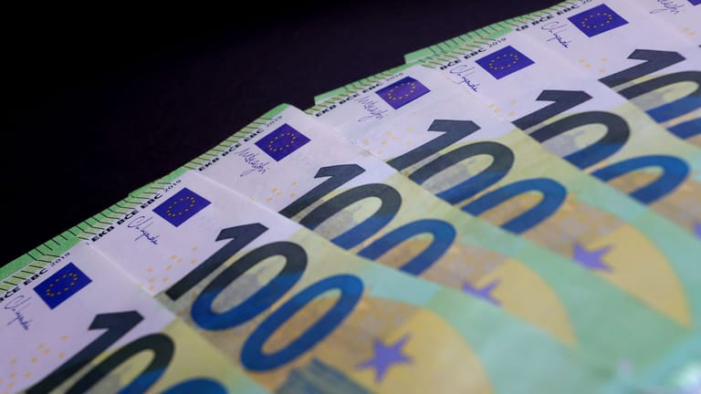 Banknoten liegen auf einem Tisch (Symbolbild): Viele Rentner in Berlin und Brandenburg bekommen eine kleine Rente.