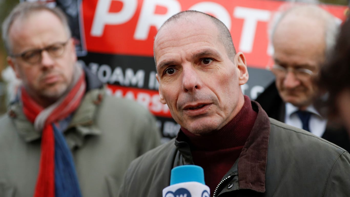 Yanis Varoufakis, ehemaliger Finanzminister Griechenlands: Er sprach von beauftragten Schlägern, die den Angriff auf ihn verübt hätten.