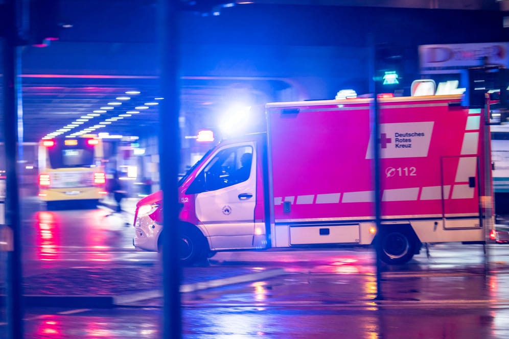 Rettungswagen in NRW (Symbolbild): Einsatzkräfte mussten den Mann aus dem Wrack befreien.