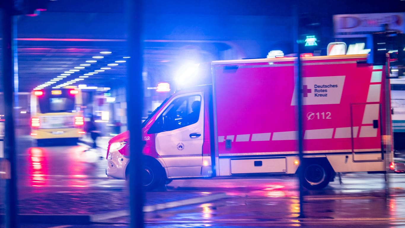 Rettungswagen in NRW (Symbolbild): Einsatzkräfte mussten den Mann aus dem Wrack befreien.