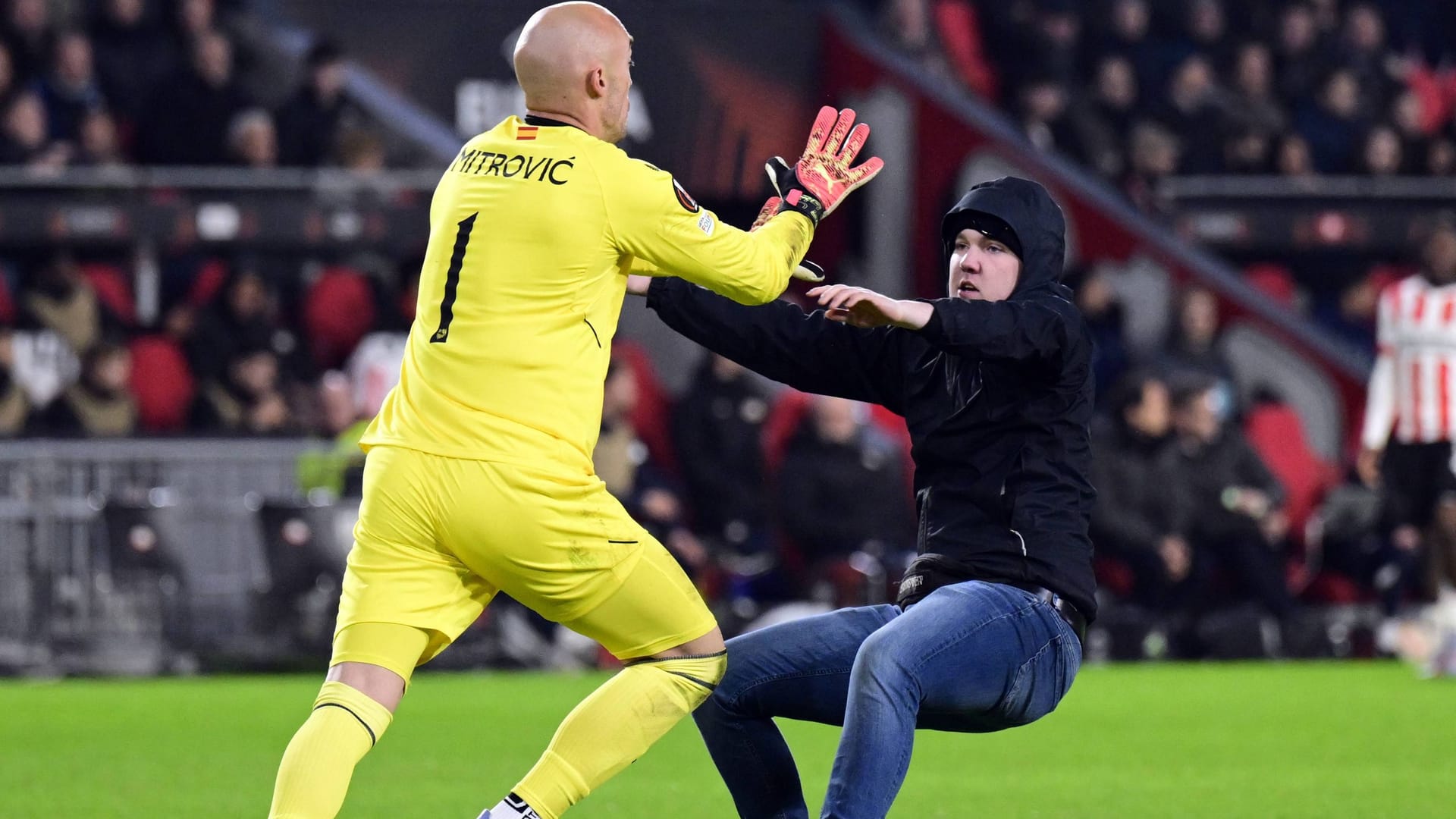 Marko Dmitrovic (l.) bei der Attacke eines Fans der PSV Eindhoven.