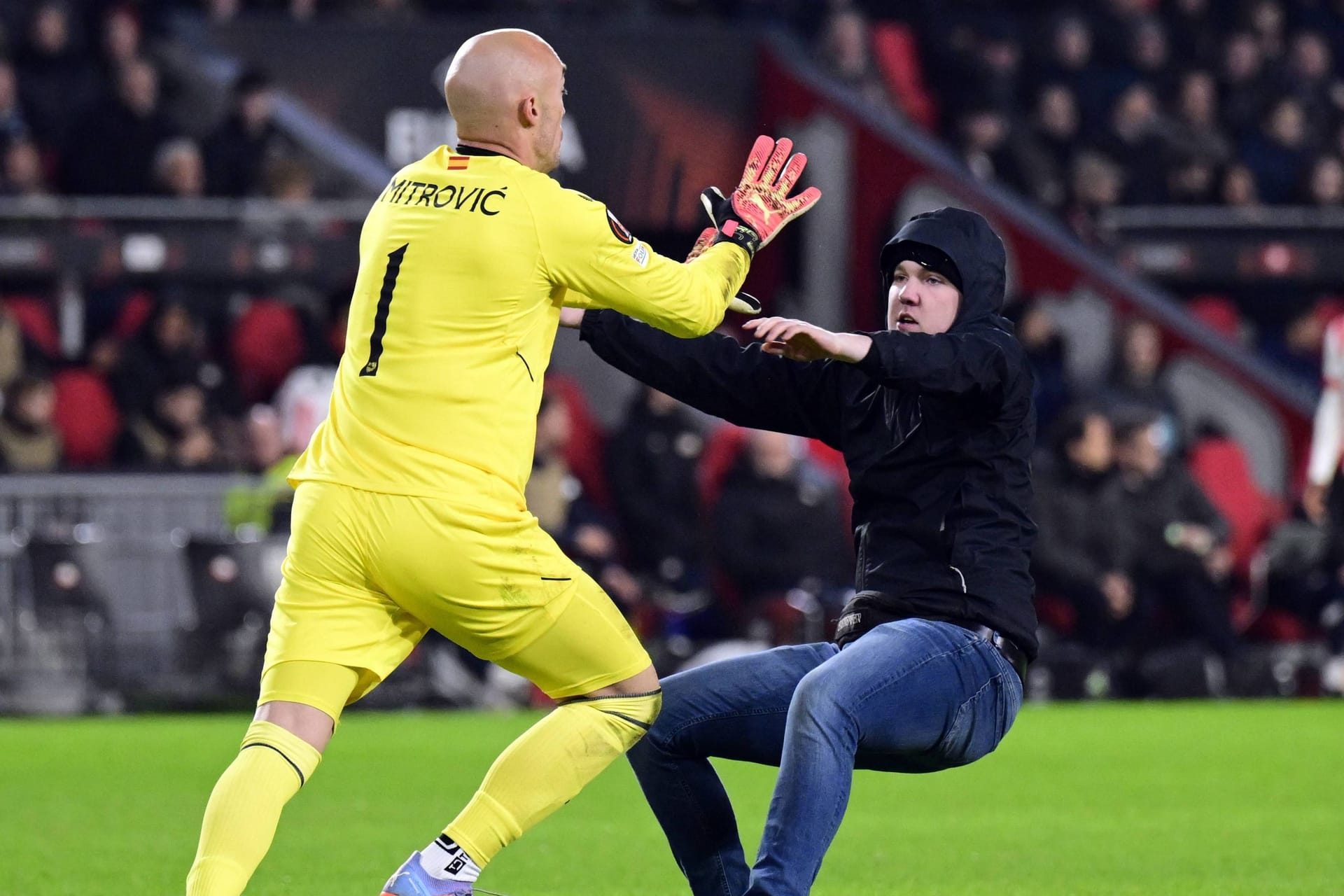 Marko Dmitrovic (l.) bei der Attacke eines Fans der PSV Eindhoven.