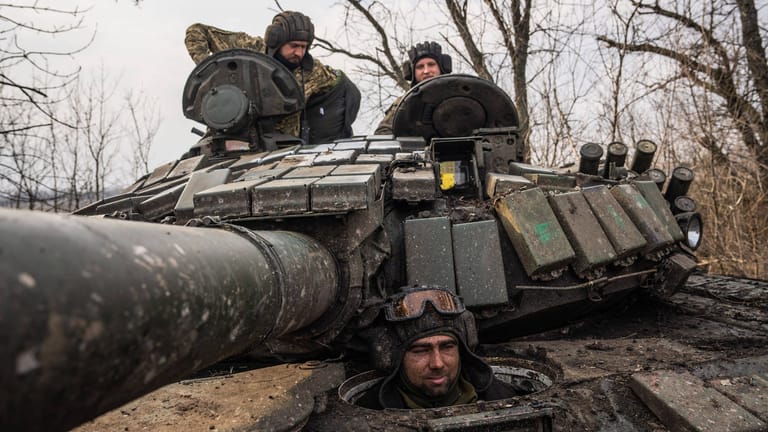 Ukrainische Soldaten einer Panzerbrigade in der Nähe der umkämpften Stadt Bachmut.