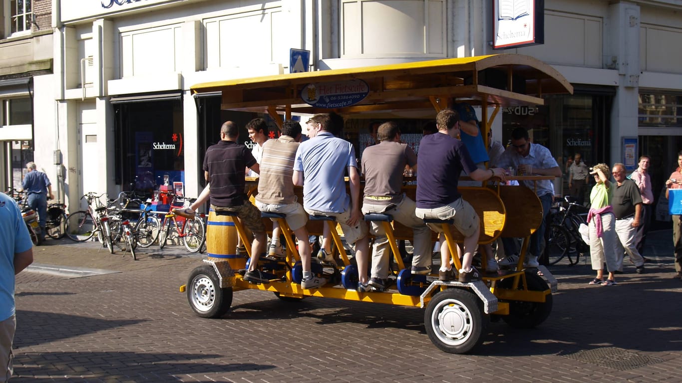 Bierbike-Tour durch Amsterdam: Beliebte Reiseziele in Europa kämpfen mit den Folgen des Massentourismus
