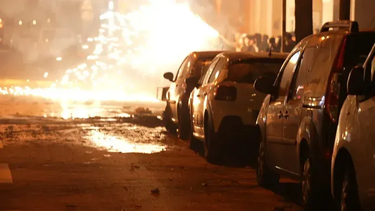 Ausschreitungen in der Silvesternacht in Berlin: Nun ist Anklage gegen einen 22-Jährigen eingegangen, der die Feuerwehr beim Löschen eines Wohnhauses unterstützt haben soll.