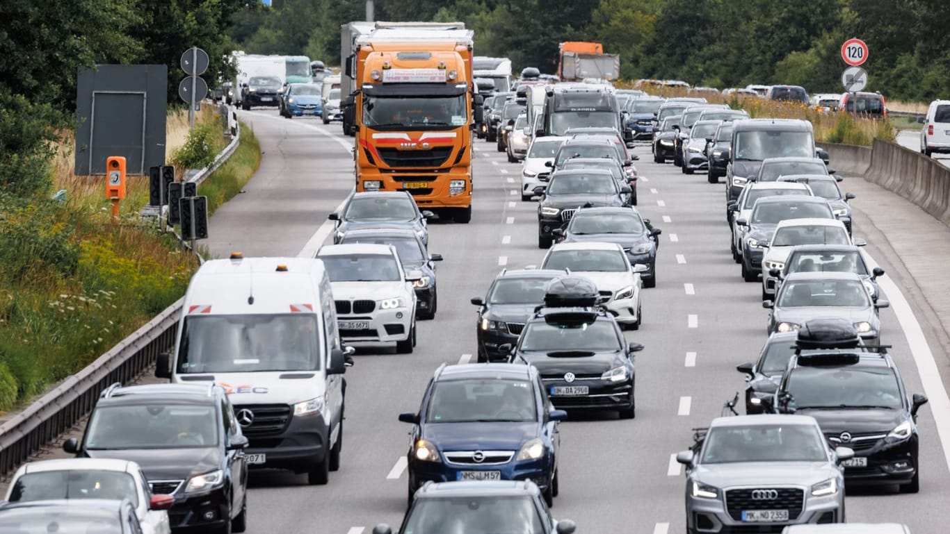 Diesel und Benziner auf der Autobahn: Sie dürfen auch nach 2035 weiterhin fahren.