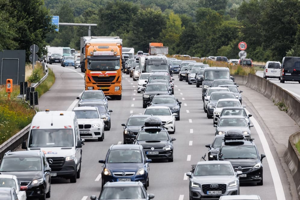 Diesel und Benziner auf der Autobahn: Sie dürfen auch nach 2035 weiterhin fahren.