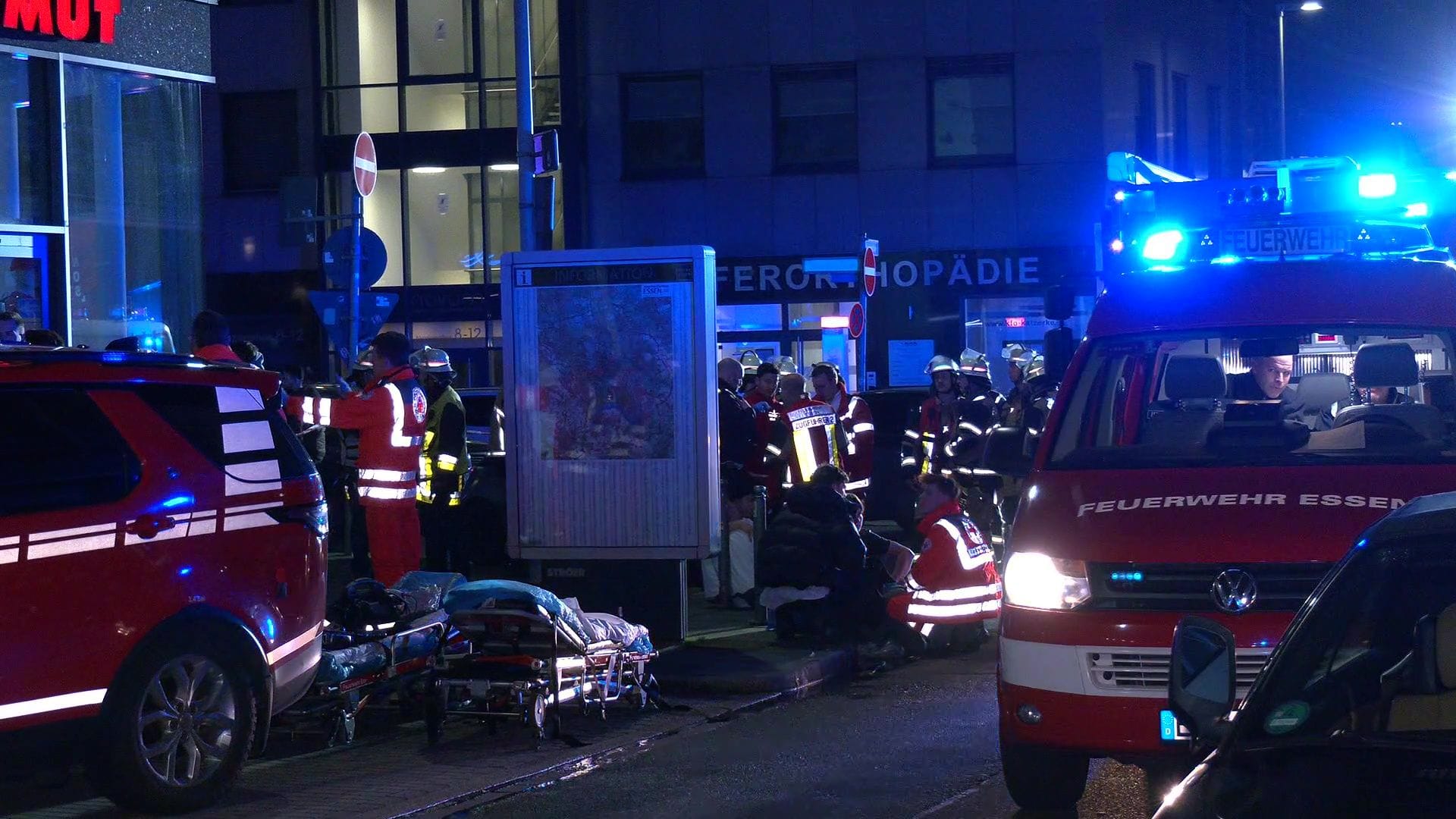 Partygäste werden auf der Straße von Einsatzkräften betreut: In der Disko Musikpalette ist es zu einer Reizgas-Attacke gekommen. Partygäste werden auf der Straße von Einsatzkräften betreut: In der Disko Musikpalette ist es zu einer Reizgas-Attacke gekommen.