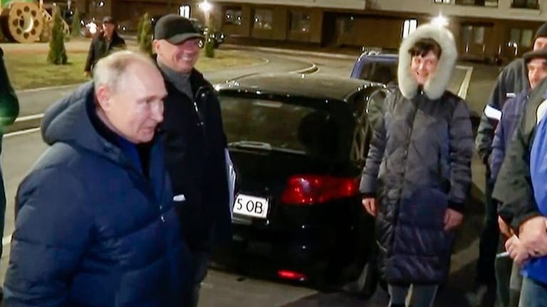 Auf diesem von einem russischen Fernsehsender veröffentlichten Screenshot spricht Wladimir Putin in Mariupol mit Anwohnerinnen und Anwohnern.