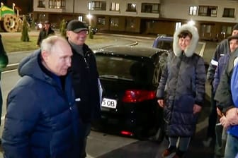 Auf diesem von einem russischen Fernsehsender veröffentlichten Screenshot spricht Wladimir Putin in Mariupol mit Anwohnerinnen und Anwohnern.