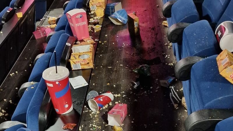 Popcorn und Getränke liegen in einer noch nicht gereinigten Reihe eines Kinosaals verstreut. Junge Leute haben in mehreren Kinos randaliert und den Abbruch der Vorführung erzwungen. Als die Polizei eintraf, war der Spuk meist schon vorbei. Die Polizei Essen hat nach eigenen Angaben Hinweise auf eine Challenge - bei der die Akteure sich anstacheln, mit ihren Aktionen den Abbruch von Kinovorführungen zu erzwingen. Popcorn und Getränke liegen in einer noch nicht gereinigten Reihe eines Kinosaals verstreut. Junge Leute haben in mehreren Kinos randaliert und den Abbruch der Vorführung erzwungen. Als die Polizei eintraf, war der Spuk meist schon vorbei. Die Polizei Essen hat nach eigenen Angaben Hinweise auf eine Challenge - bei der die Akteure sich anstacheln, mit ihren Aktionen den Abbruch von Kinovorführungen zu erzwingen.