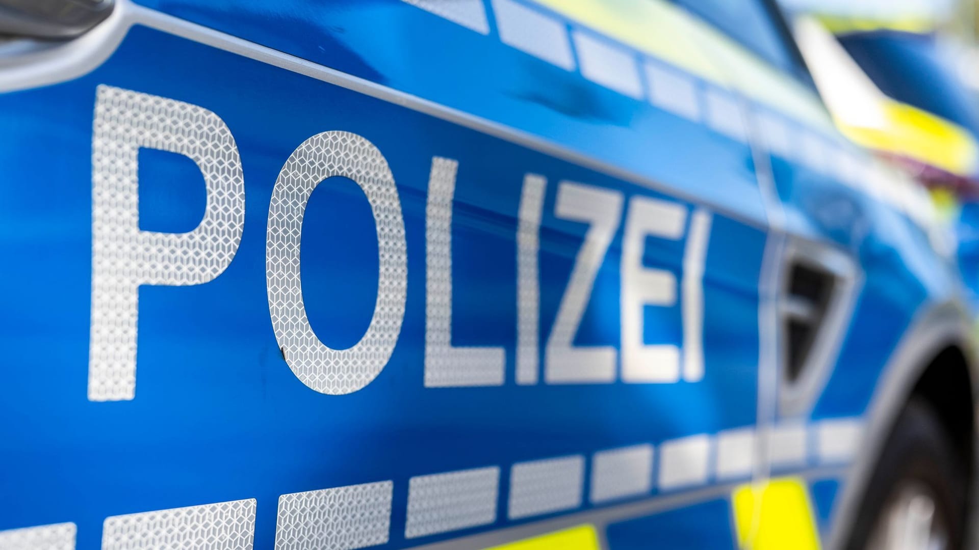 Ein Streifenwagen der Polizei (Symbolbild): Eine Stadt, ein Wochenende – und gleich vier Einbrüche in Schulen.