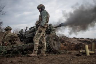 Ukrainische Soldaten bei Bachmut: Miliärisch handeln die russischen Truppen irrational, sagt Experte Marcus Keupp.