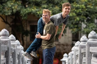 Lovis Wiefelschütz (unten) trägt seinen Freund Alexander Källner (oben) über der Schulter auf einer Brücke in Vietnam: Die beiden kennen sich seit Schulzeiten und sind seit Oktober 2022 auf Weltreise.