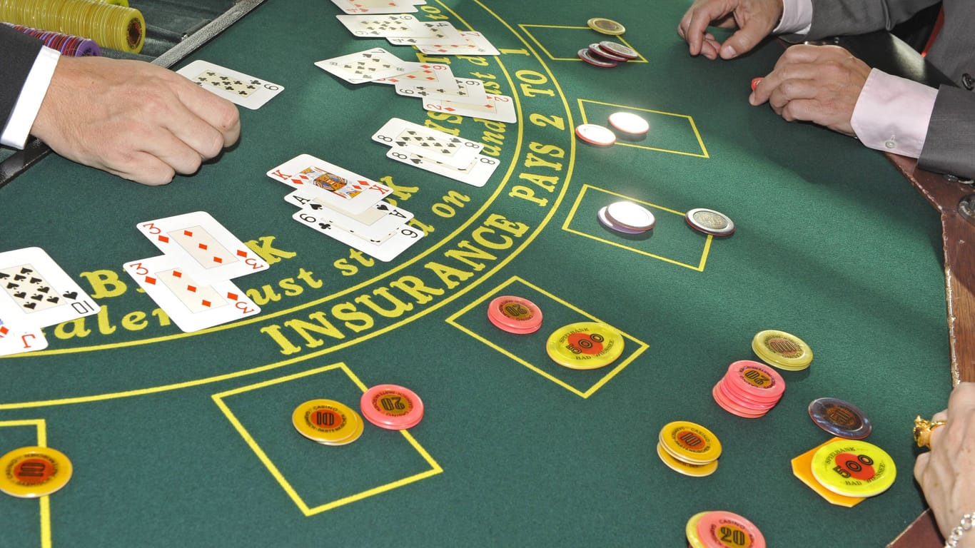 Ein Spieltisch im Casino am Tegernsee in Bad Wiessee (Archivbild): Vor allem Münchner hoffen dort auf das große Geld.