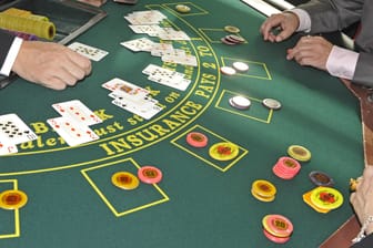 Ein Spieltisch im Casino am Tegernsee in Bad Wiessee (Archivbild): Vor allem Münchner hoffen dort auf das große Geld.