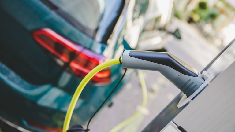Alles mit Strom: Die wachsende Nachfrage an Ladesäulen für die Mobilitätswende stellt die deutsche Energieinfrastruktur vor große Herausforderungen.